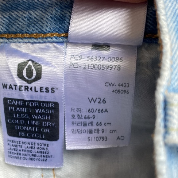 Levi’s Premium 501 Distressed 2” Light Wash Cut Off Denim Shorts Fray - Picture 7 of 10